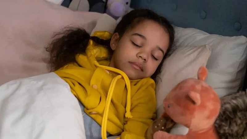 Petite fille qui dort paisiblement