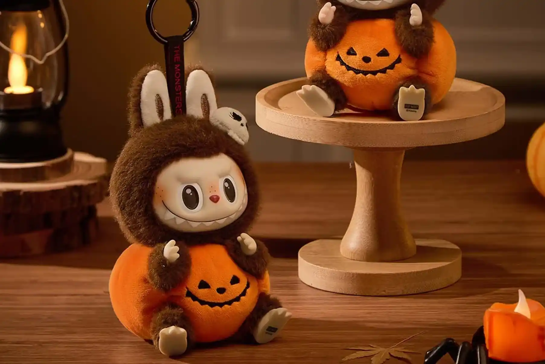 Figurine Labubu drôle posée sur une étagère, style pop culture geek