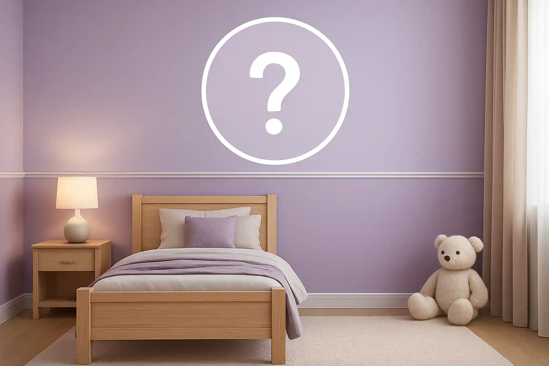 Chambre d’enfant moderne décorée en violet pâle, avec un lit en bois clair et une ambiance douce et apaisante.